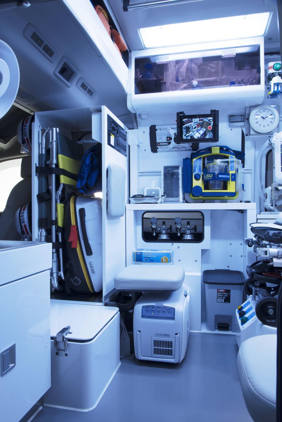 Интерьер Nissan Paramedic Concept 2017 года  (фото 6 из 12)